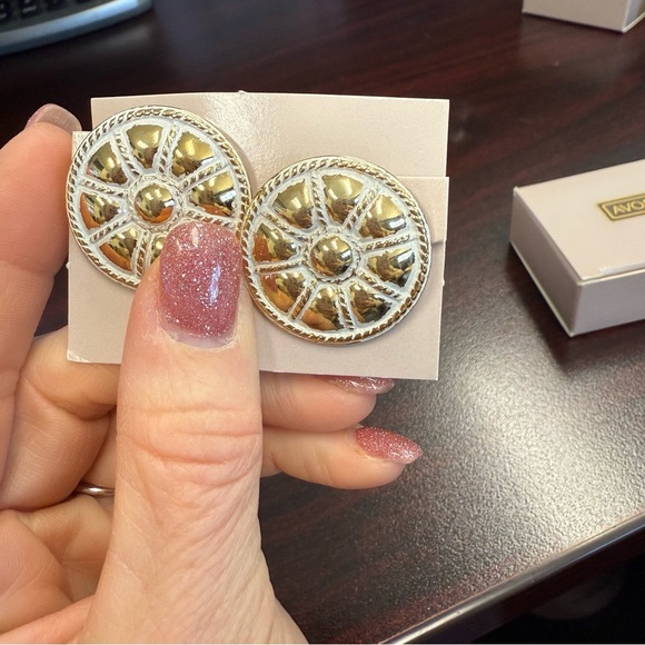 Avon “Sculptured Button” Vintage Gold and white Clip-On Earrings NIB 1988 - Picture 2 of 5